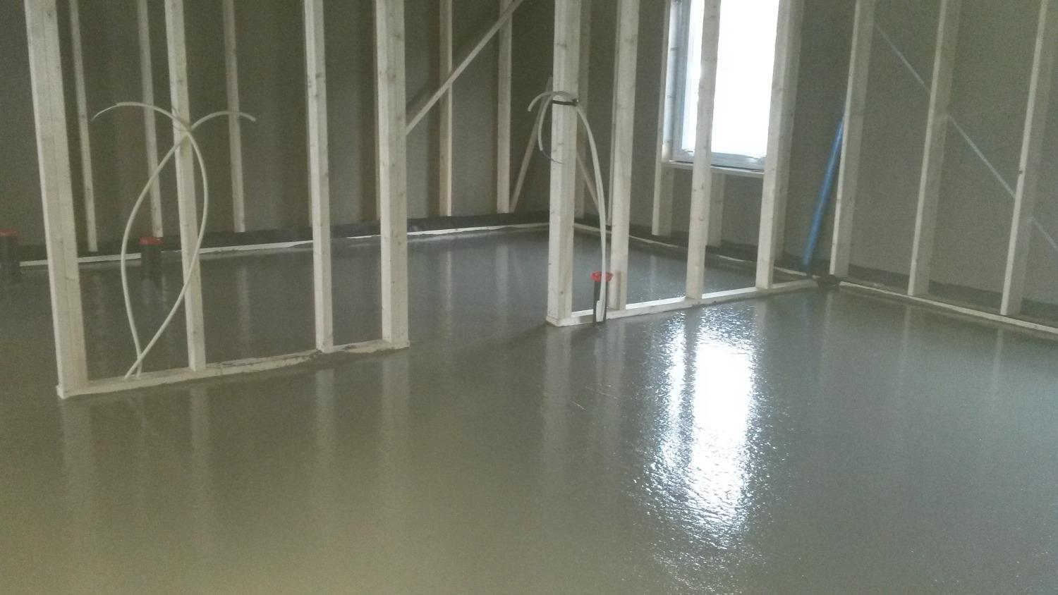 A fresh, glossy screed floor between timber stud walls