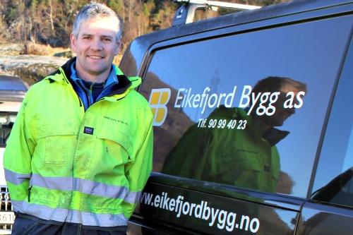 Vidar Knapstad in a hi-vis jacket beside the Eikefjord Bygg van